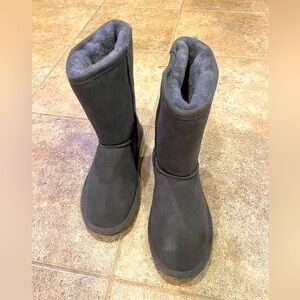 Never worn Grey faux Sherpa lined for extreme warmth and comfort. 
Size 7 US